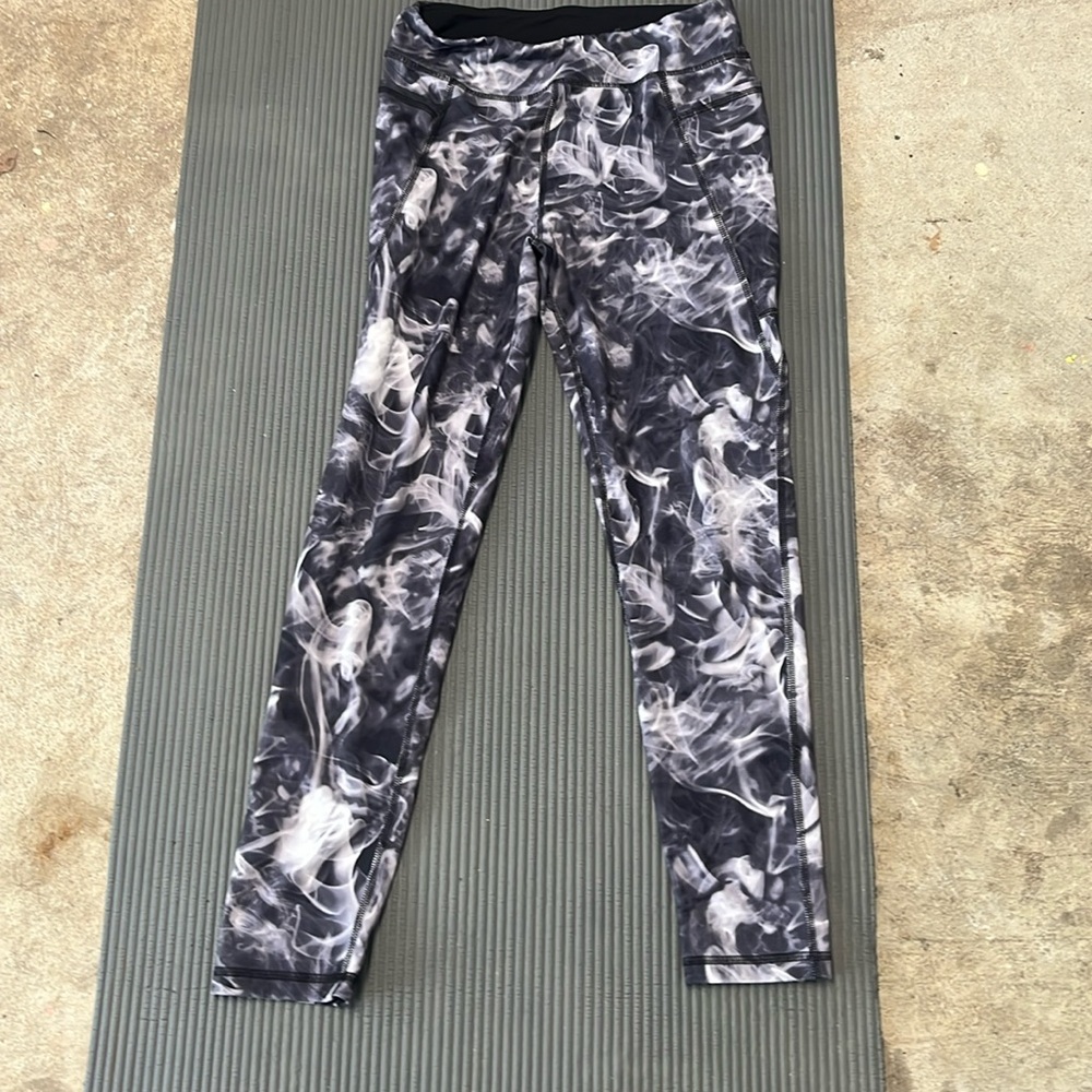 Black and white leggings with pockets